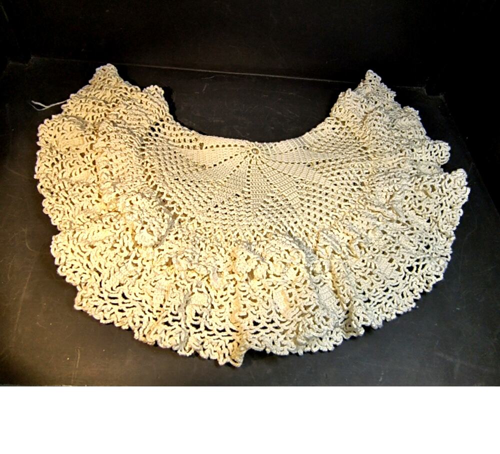 1618.  Round Ruffled Doily Starburst Center Pattern